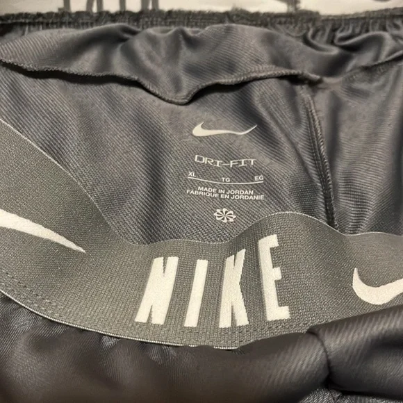 Nike Girls Training Shorts NWT - Picture 3 of 5